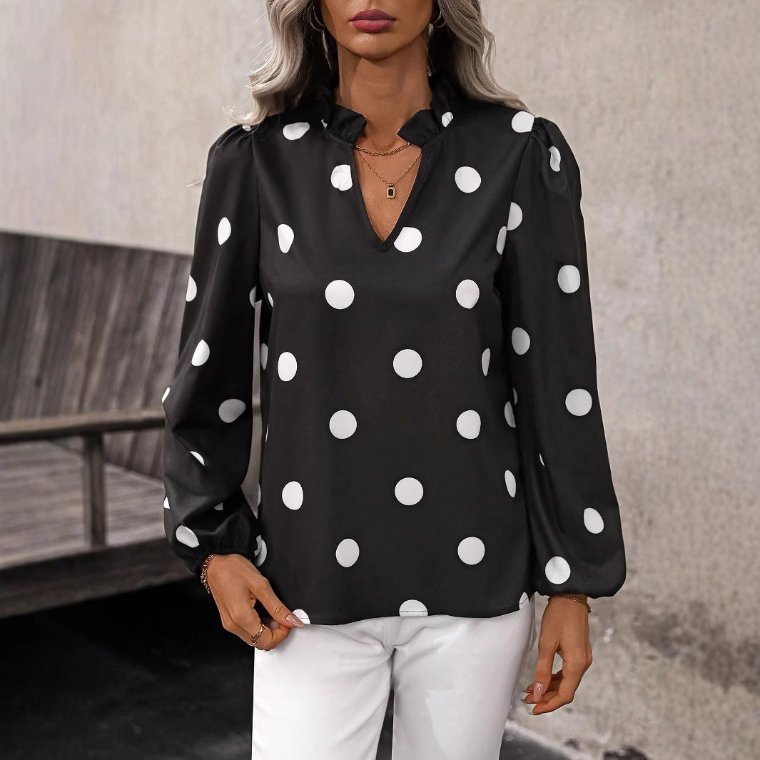Damebluse med moderigtigt prikkemønster og elegante pufærmer Stilla