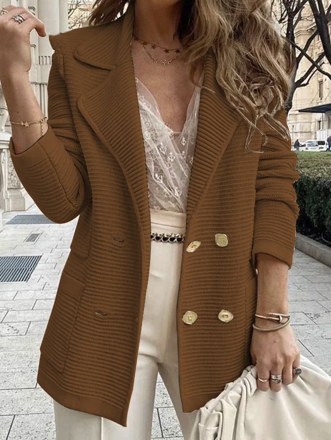 Kvinders elegante strikket blazer med dobbelte knaplukninger og struktureret design Stilla