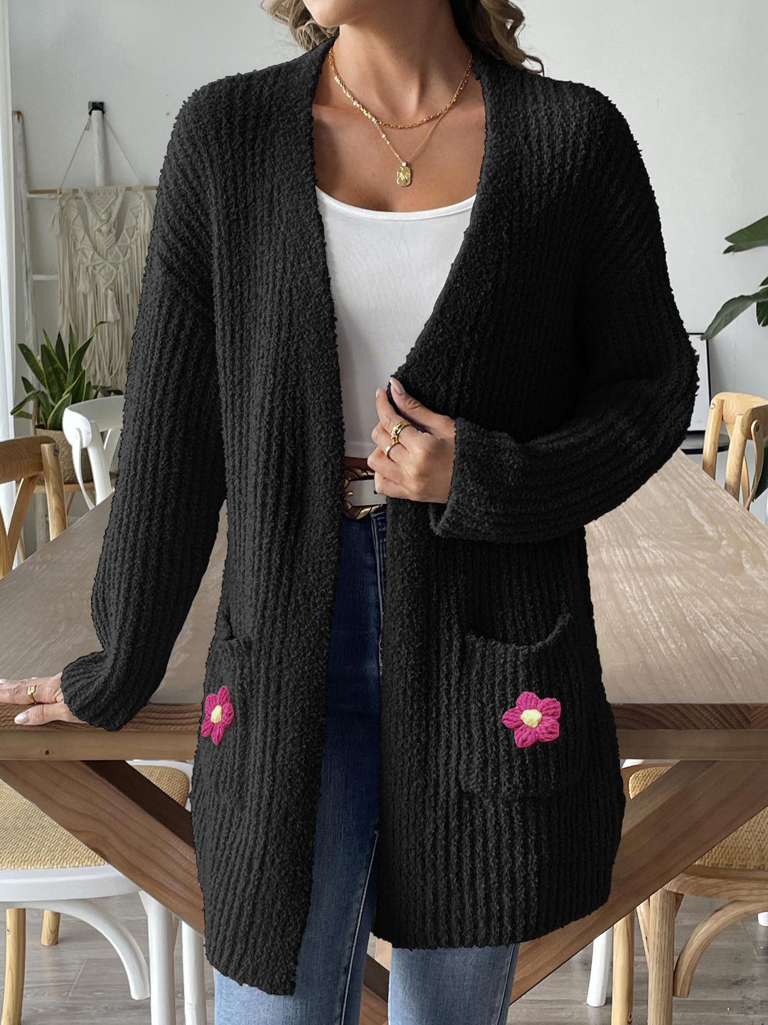 Dame strikjakke med blomsterbroderi og løs pasform Stilla