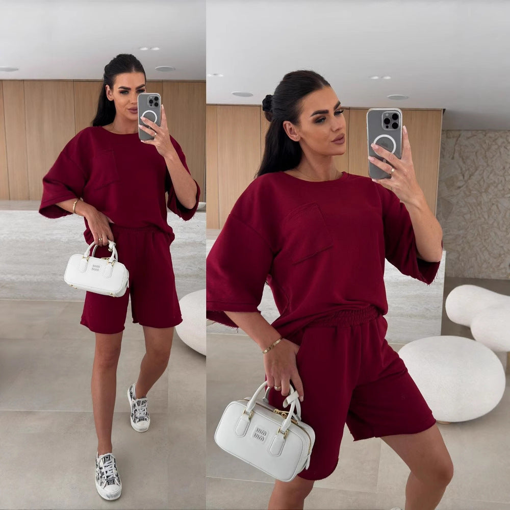 Kvinders afslappede loungedragt med oversized top og komfortable shorts