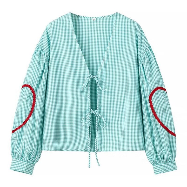 Dame Legesnit V-hals bluse med snor og hjerte-applikation Stilla