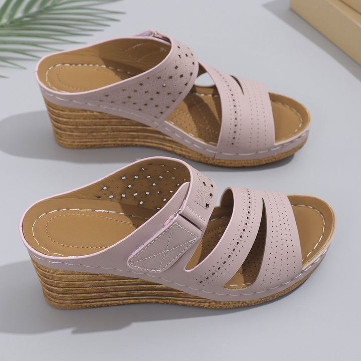 Dame wedge-sandaler med ergonomisk fodseng og mode skæredetaljer Stilla