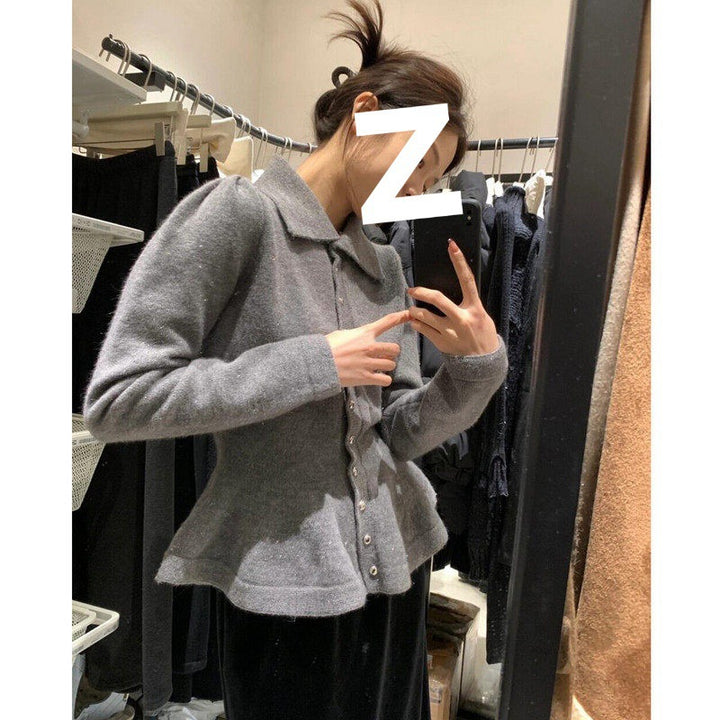 Kvinders peplum-top lavet af blødt strik med elegante knapper Stilla
