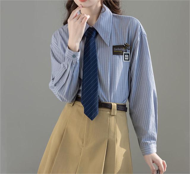 Kvinders klassiske stribede bluse med moderne kraveform Stilla