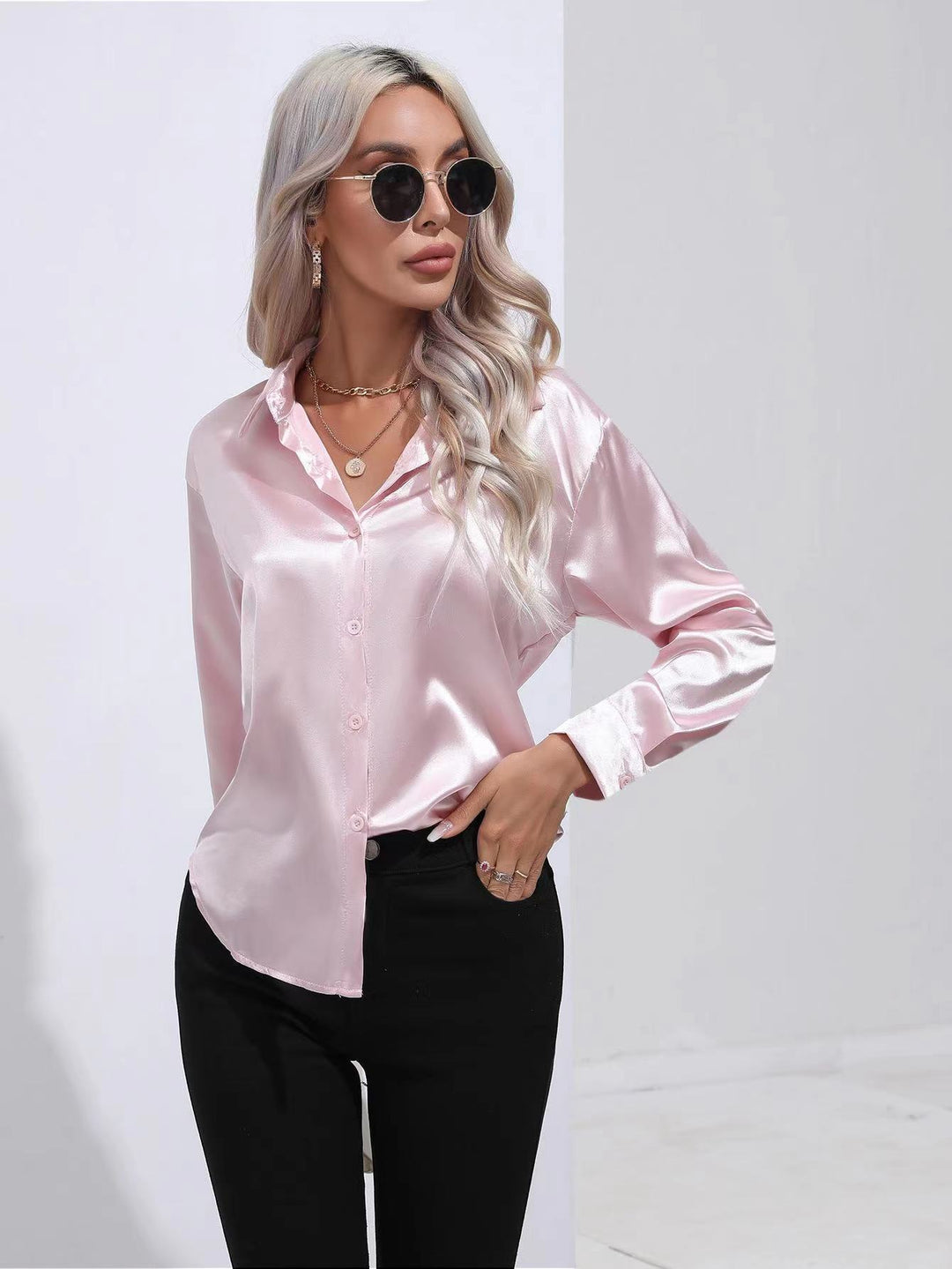 Dame Elegant Satinbluse med moderne snit og knaplukning Stilla