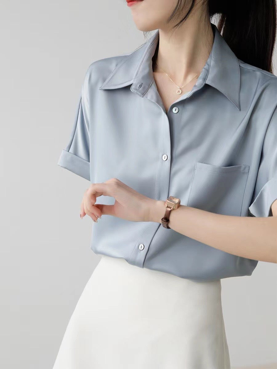 Dame satinbluse med moderne krave og elegante rulleærmer Skovae
