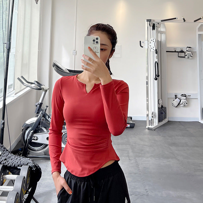 Dame fitnessoverdel med elegant V-udskæring og figursyet snit Stilla