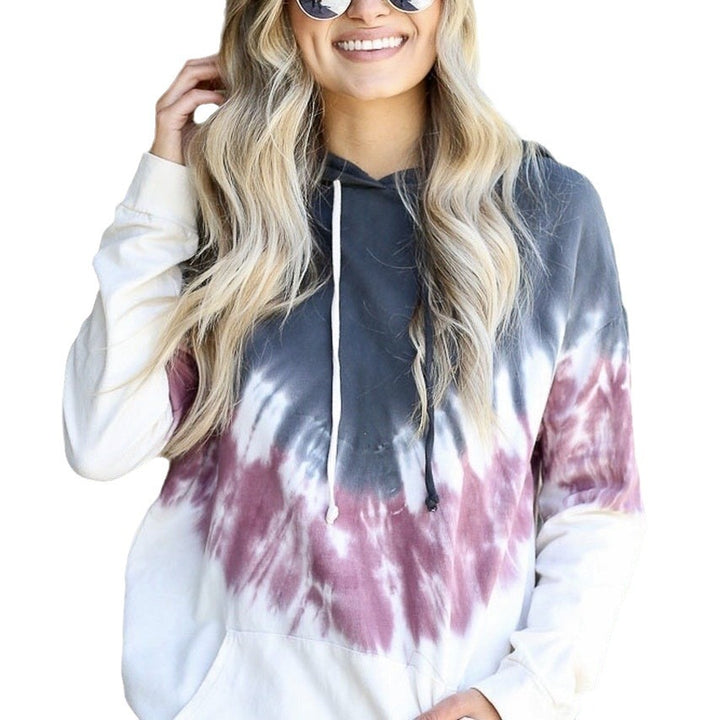 Dame hoodie i trendy batikdesign med kengurulomme og komfortabel pasform Stilla