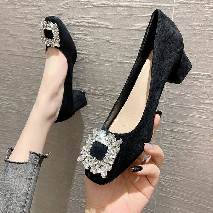 Dame elegante pumps med moderigtige smykkedetaljer og behagelig blokhæl Stilla