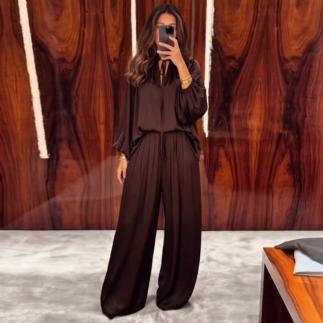 Kvinders elegante to-delt sæt lavet af flydende materiale med raffinerede plisseringer og en bred pasform.