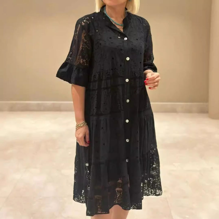 Dame nan romantisk midikjole med broderi-anglaise, knaplukket overdel, stående krave, halvlange flæseærmer og trinvist søm Skovae