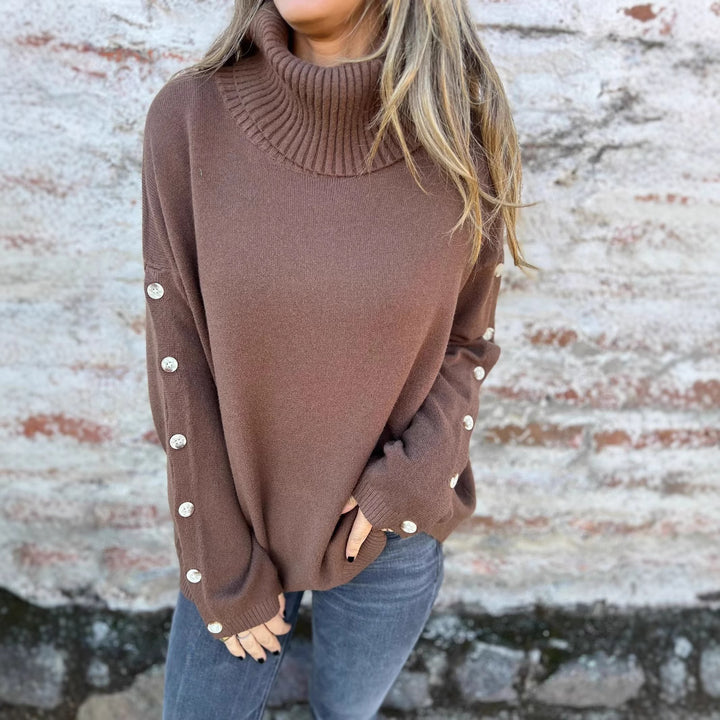 Dame strikpullover med høj krave og fashionable knapper Stilla