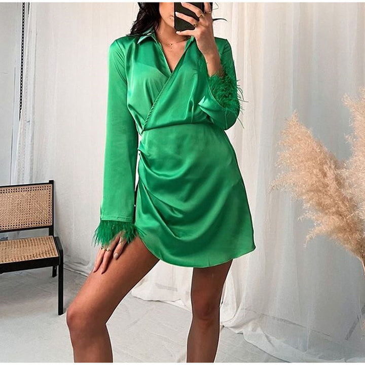 Dameviklekjole med elegant satin-finish og trendy fjerdetaljer Stilla