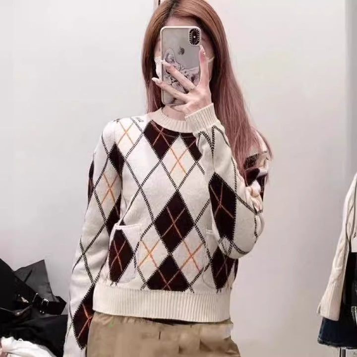Dame strikkepullover i tidløs rhombus mønster med praktiske lommer Stilla