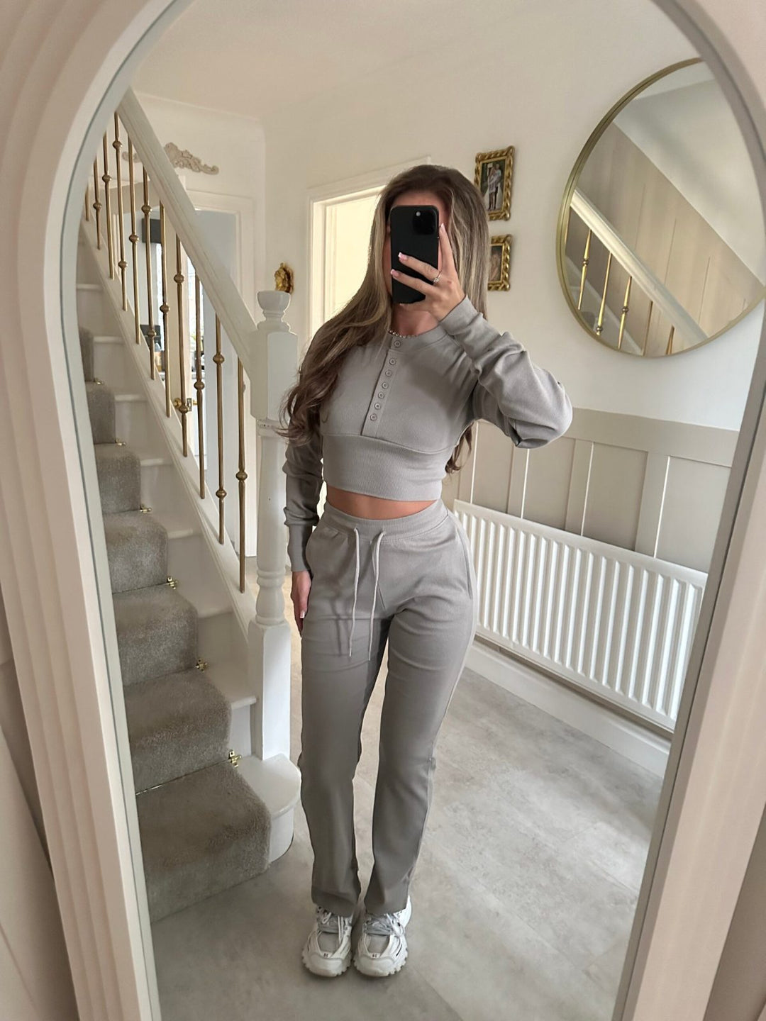 Kvinders afslappede fritidssæt med cropped sweatshirt og komfortable joggers