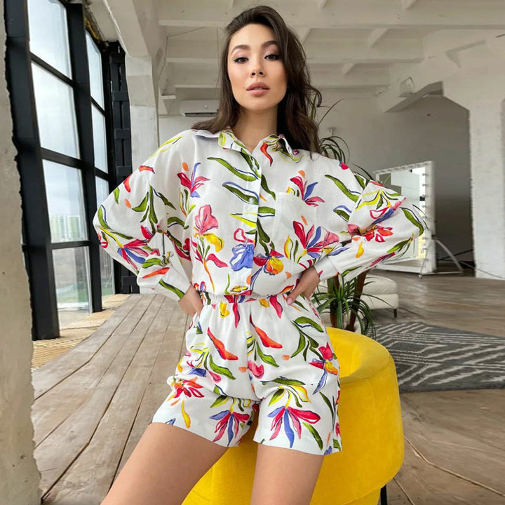 Dame Mode og legende bluse-short-kombination med blomsterdesign Stilla