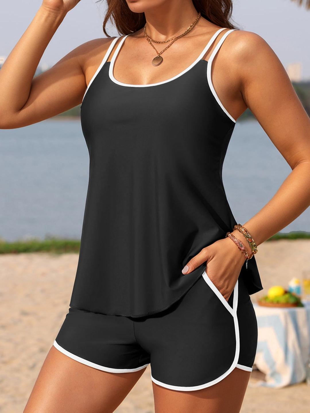 DamerSporty tankini sæt med praktiske shorts og justerbare stropper Skovae