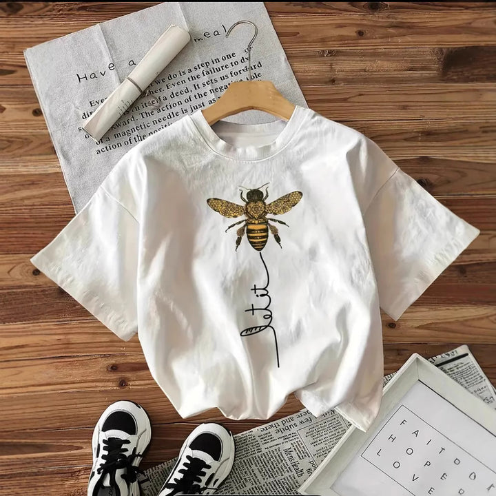 Dame T-shirt med kunstnerisk bienmotiv og afslappet skrift Stilla