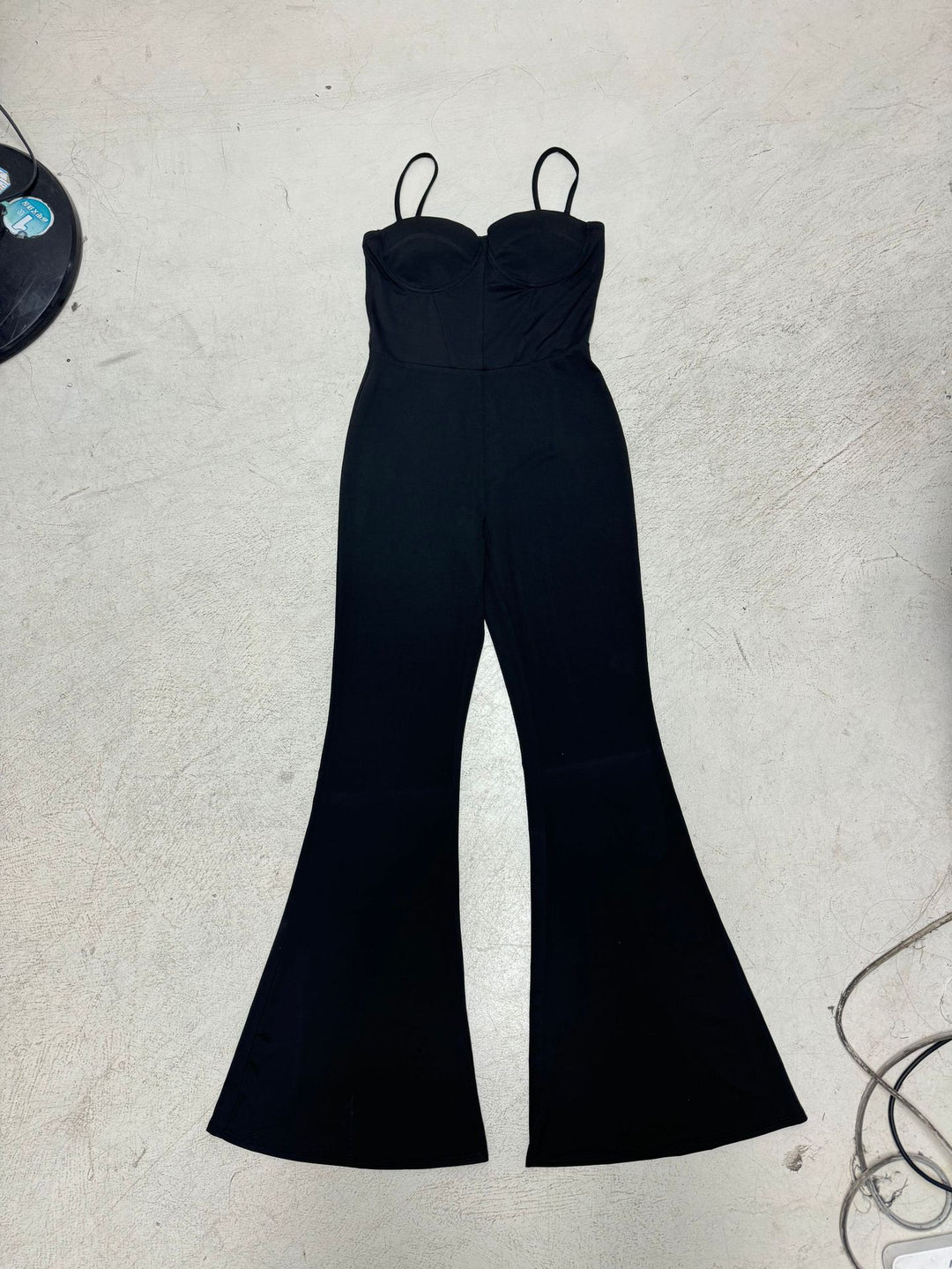Dame Figurtil Passer Jumpsuit med raffinerede stropper og bred ben Skovae