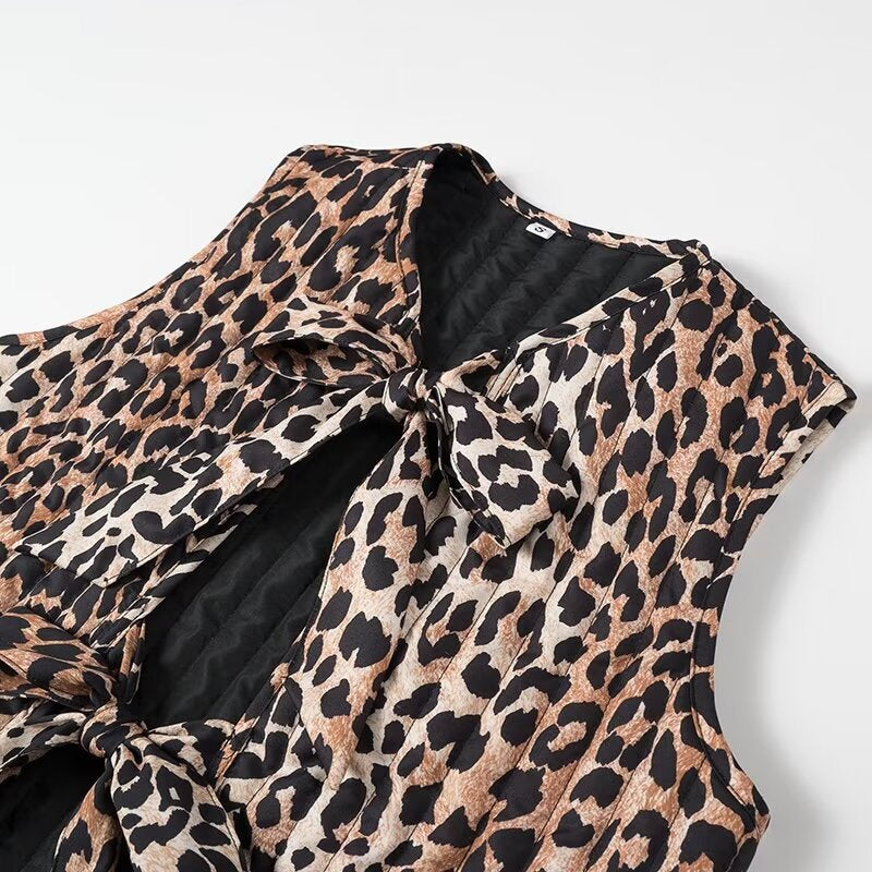 Dame ærmeløs bluse med sløjfe-design og moderigtigt leopardmønster Stilla