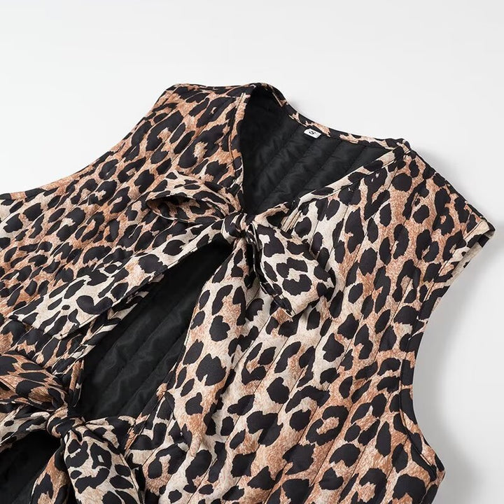 Dame ærmeløs bluse med sløjfe-design og moderigtigt leopardmønster Stilla