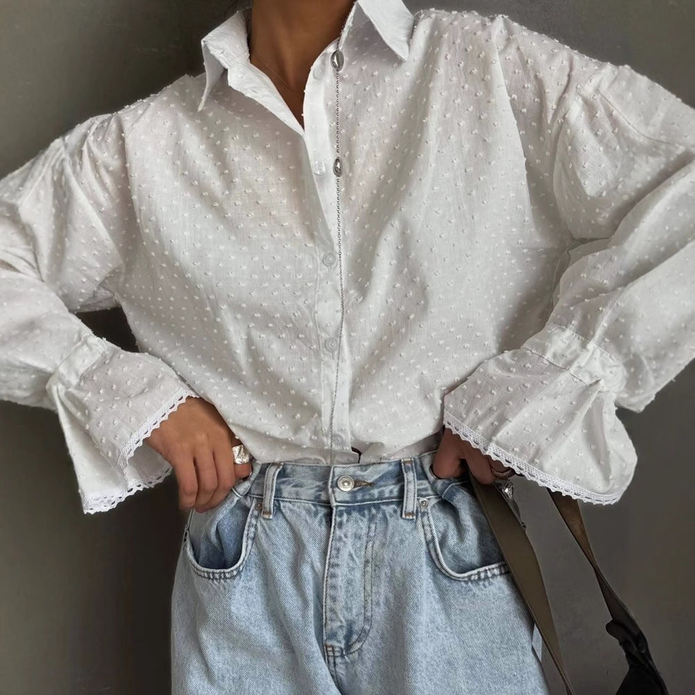 Dame bluse top med elegante flæse detaljer og fin tekstur Stilla