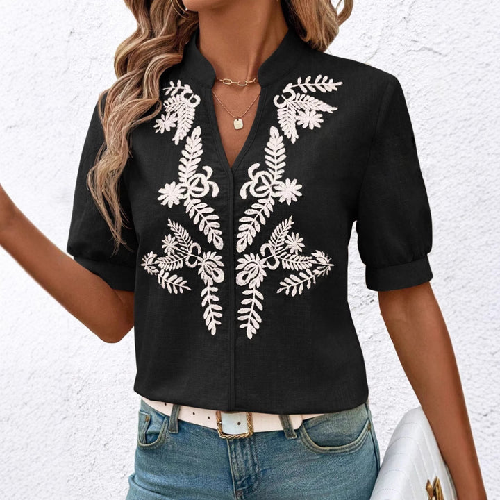 Dame elegant kortærmet bluse med blomstret broderimønster Stilla