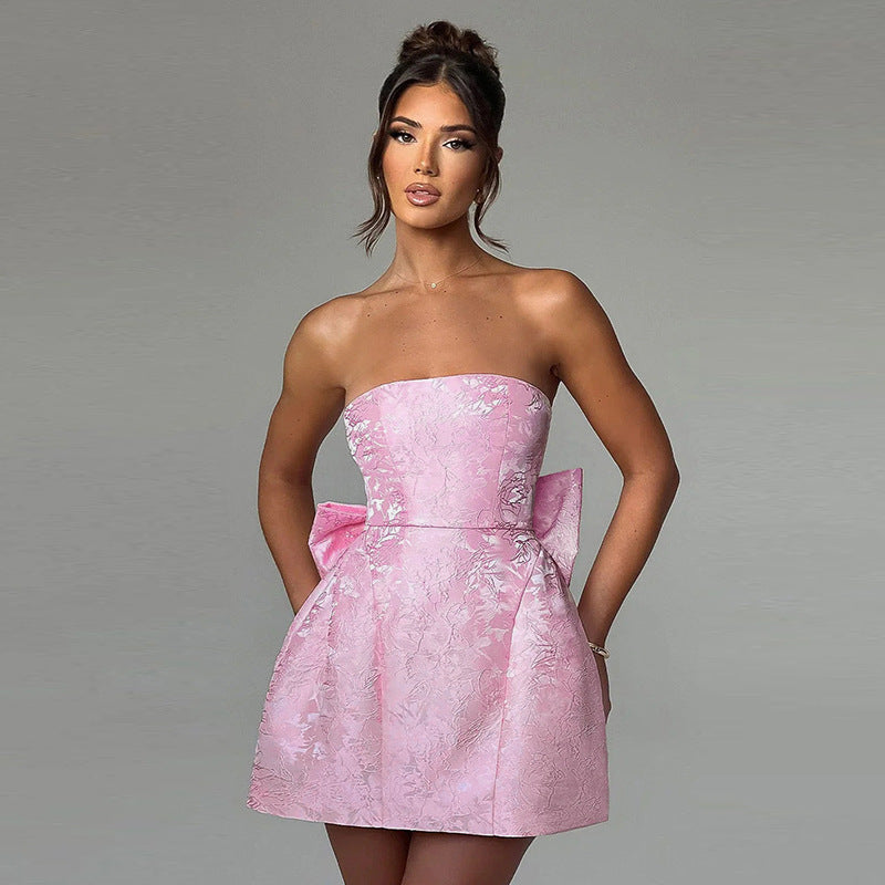 Dame Strapless Minikjole med elegant rynkning og svajende kant Stilla