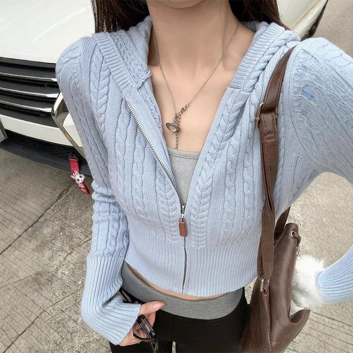Kvinders cropped cardigan med hætte og kabelmønster Stilla
