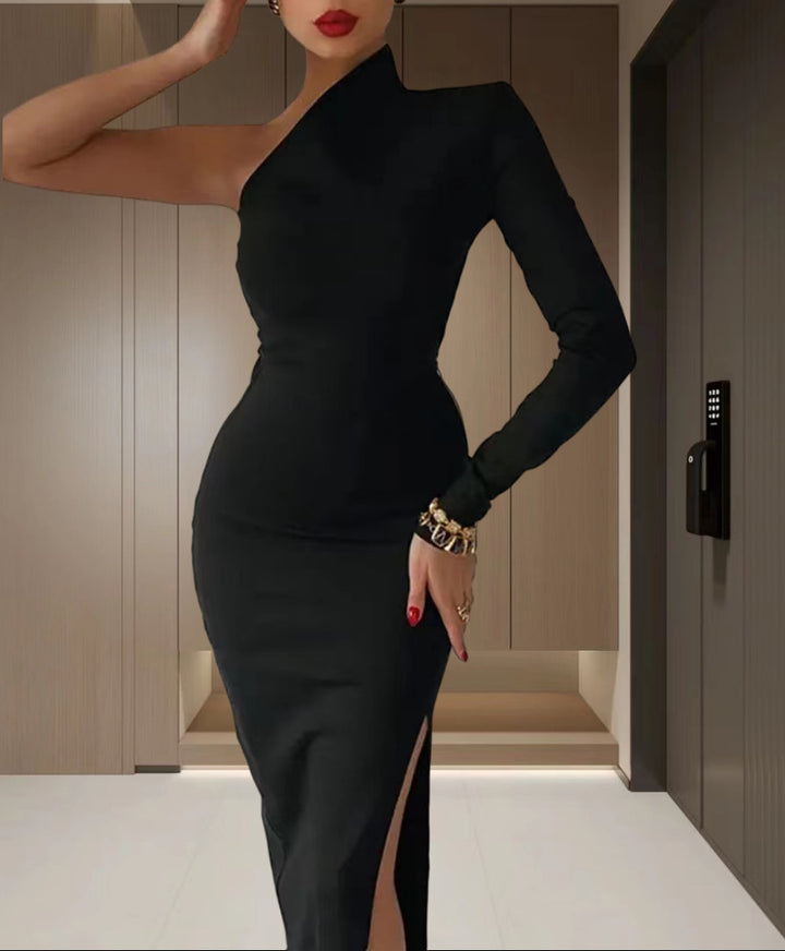 Dame elegante asymmetrisk aften kjole med høj slids og lange ærmer