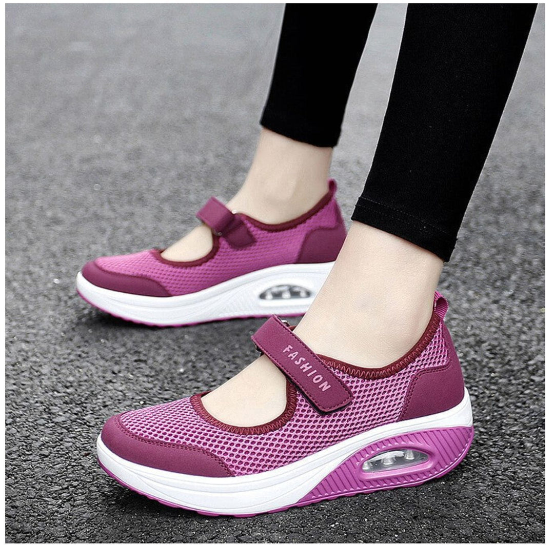 Dame Sportliche Slip-On Sneakers med justerbar velcro-lukning og åndbart mesh-overmateriale Stilla