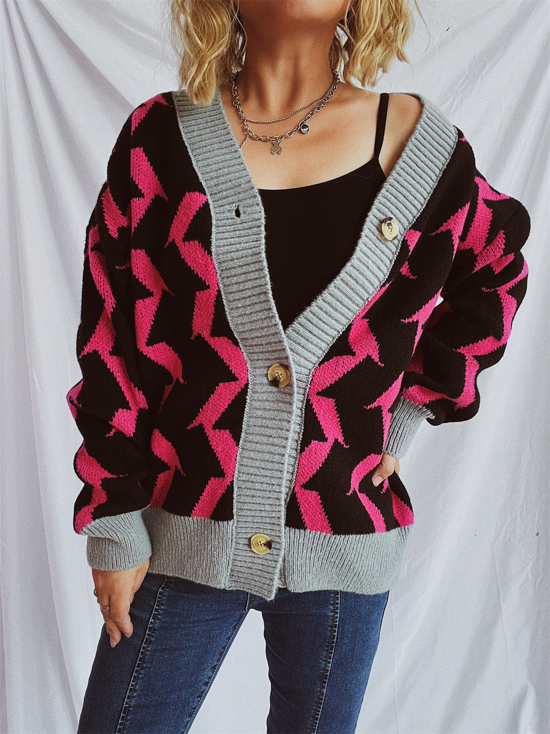 Kvinders cardigan med moderne geometrisk mønster og elegante knapdetaljer Stilla