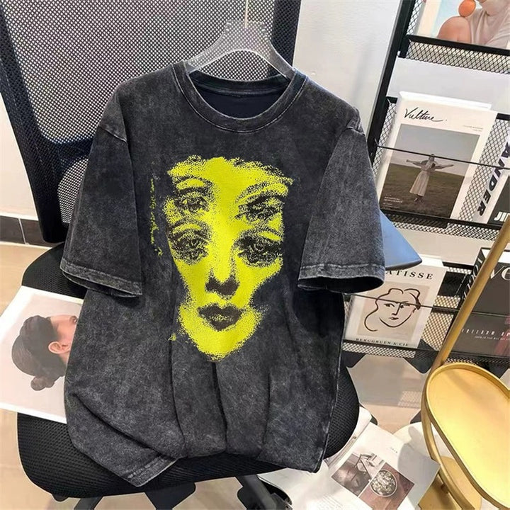 Dame T-shirt med unikt kunstnerisk ansigtsdesign og afslappet skæring Stilla
