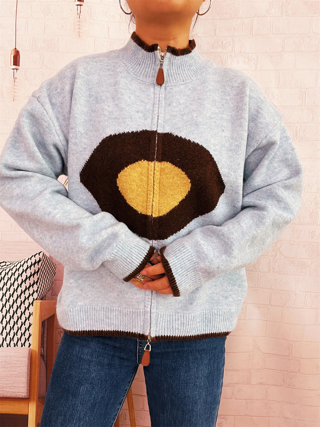 Kvinders hyggelige strikket sweater med lynlås og unikt design Stilla