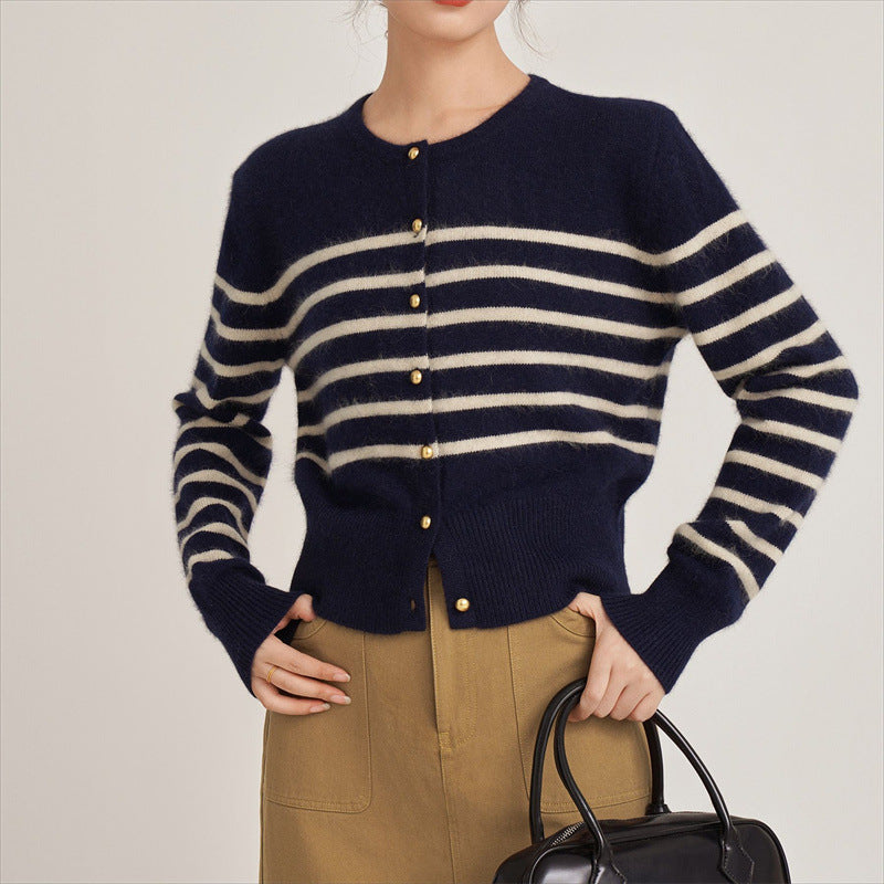 Dames stribet cardigan lavet af fint materiale med guldknapper Stilla