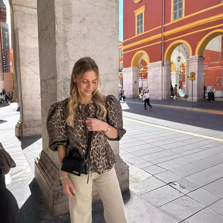 Damebluse med flæsedetaljer og snøre Stilla