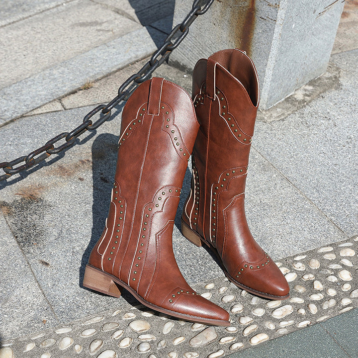 Dame cowboystøvler med dekorative nitter og moderne design Stilla
