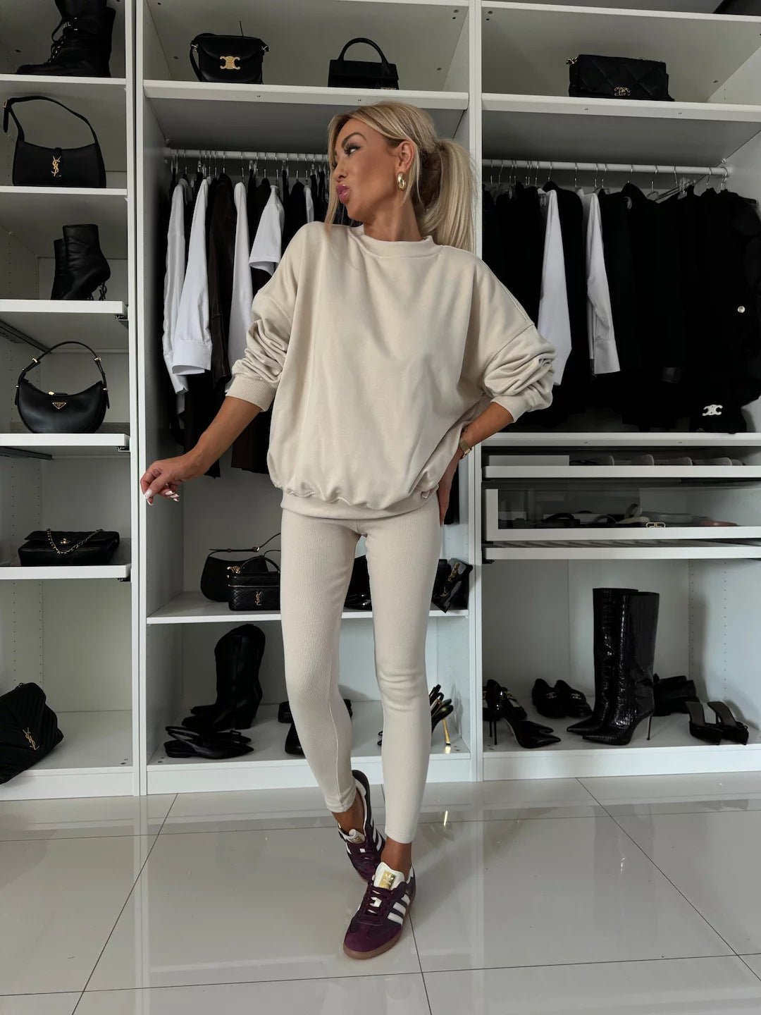 Kvinders afslappede sweatshirt med en løs pasform og komfortable leggings