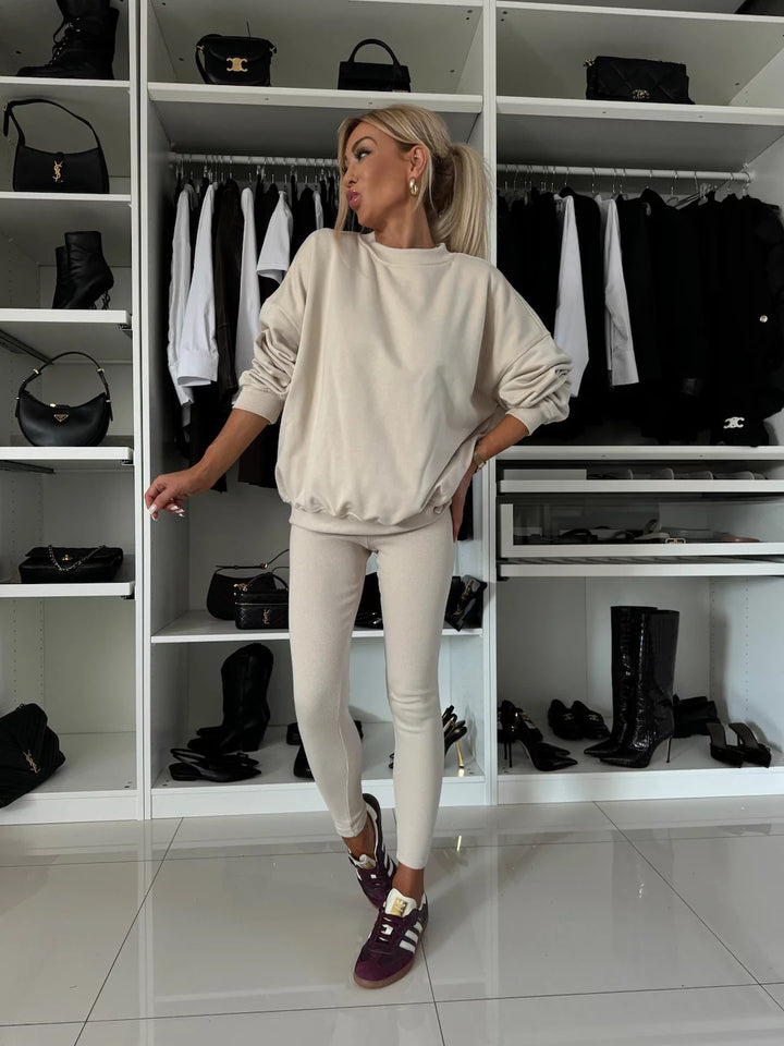 Kvinders afslappede sweatshirt med en løs pasform og komfortable leggings