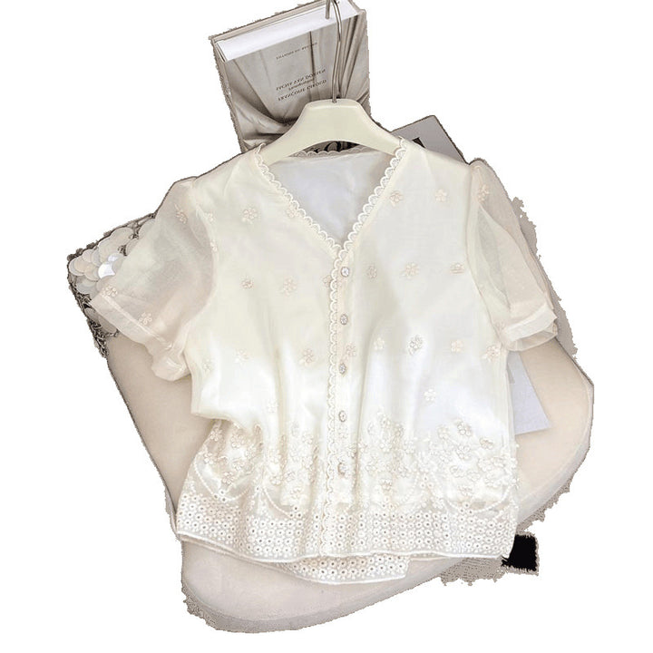 Femme broderet knap-bluse med bølget kant Stilla