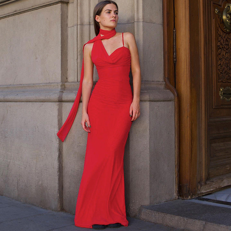 Elegant dame maxi kjole med smart halterneck og sjal detalje Stilla