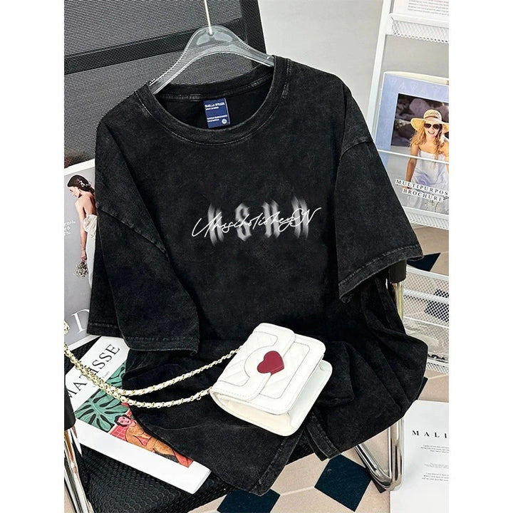 Dame T-shirt i afslappet oversized stil med særligt kreativt grafiktryk Stilla