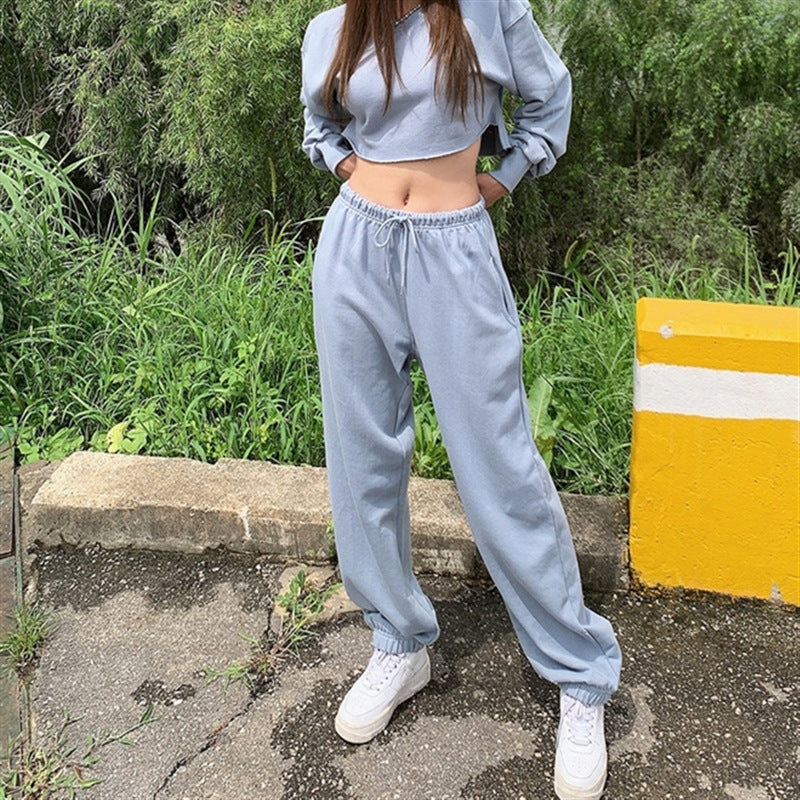 Kvinders afslappede loungewear sæt med kort sweatshirt og behagelige joggingbukser Stilla