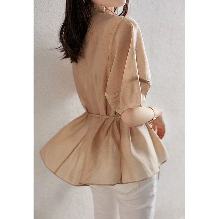 Dame elegant bluse med moderne flæsedetaljer og taljebælte Stilla