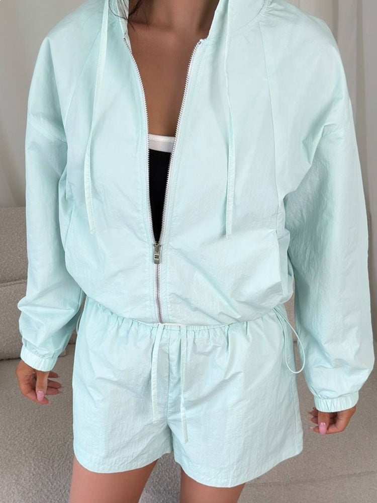 Kvinders sporty sæt med kortærmet bluse og hættejakke samt elastisk talje.
