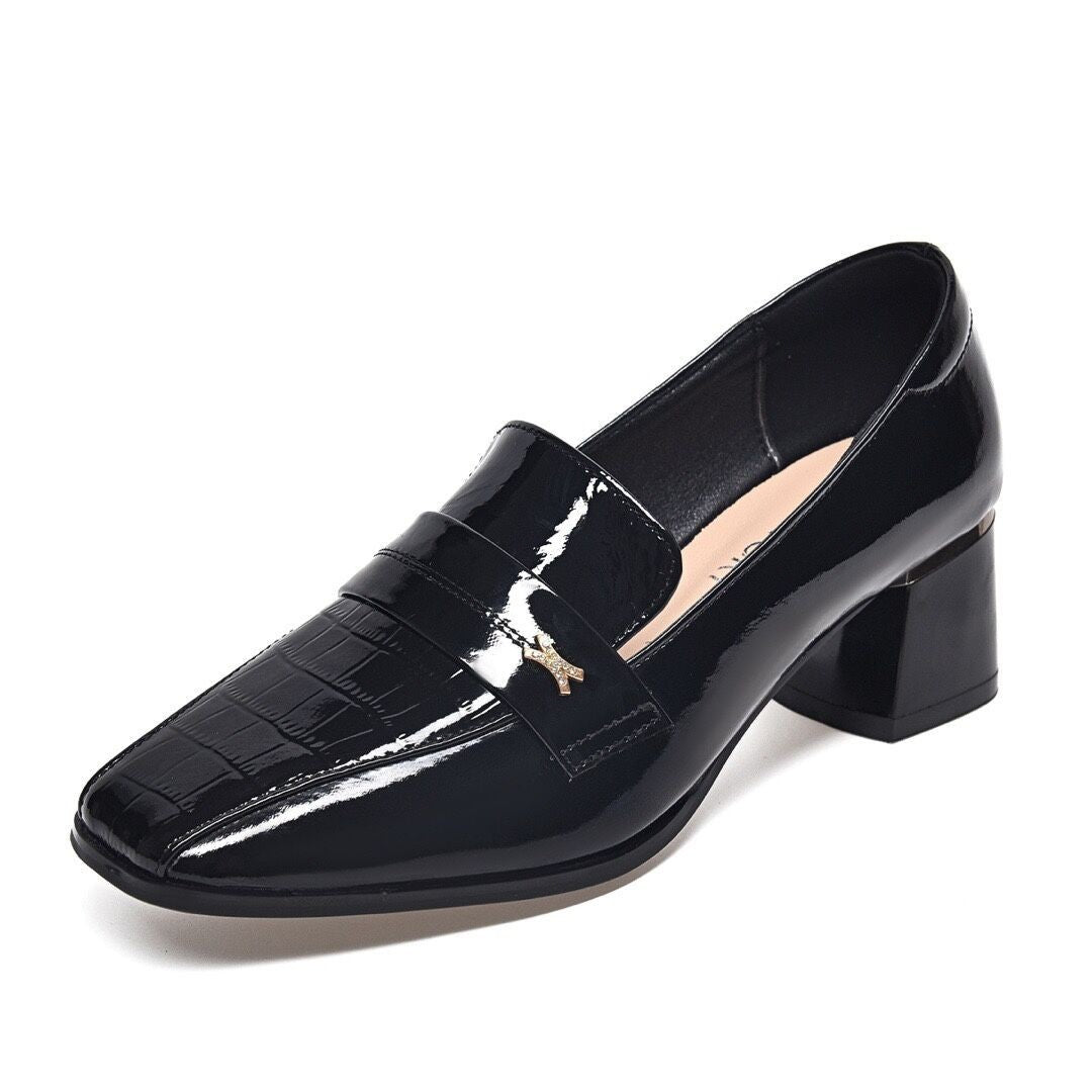Dame elegante loafers med glinsende lakoverflade og komfortabel blokhæl Stilla