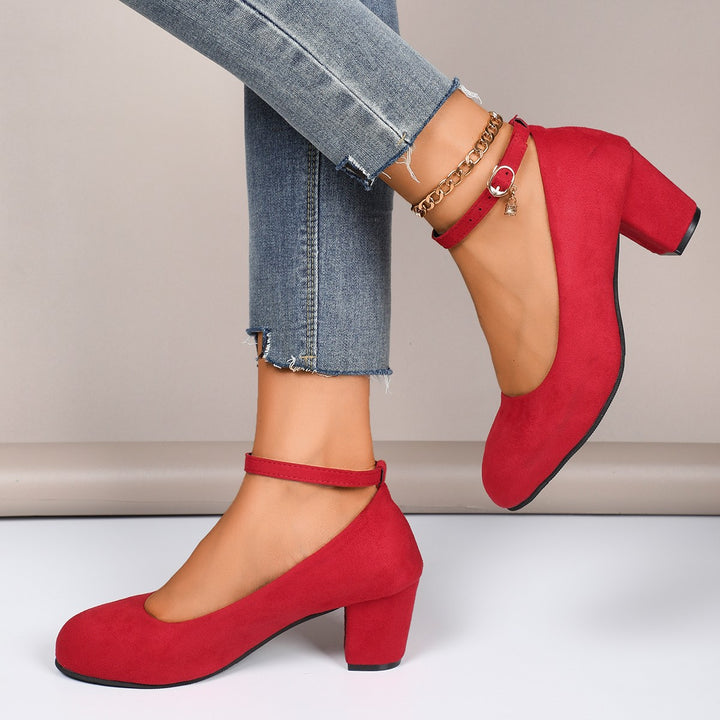 Dame blokhæle-pumps med justerbar ankelrem og blødt velour Stilla