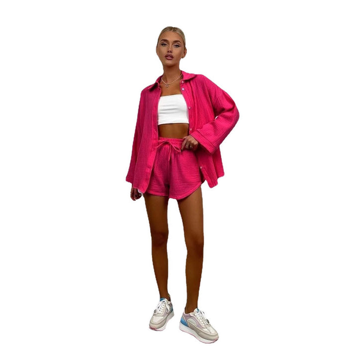 Dame afslappet sommer outfit med åben top bluse og shorts Stilla