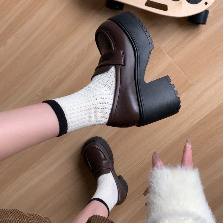 Dame platform sandaler med moderne remdesign og stabil profilsål Stilla