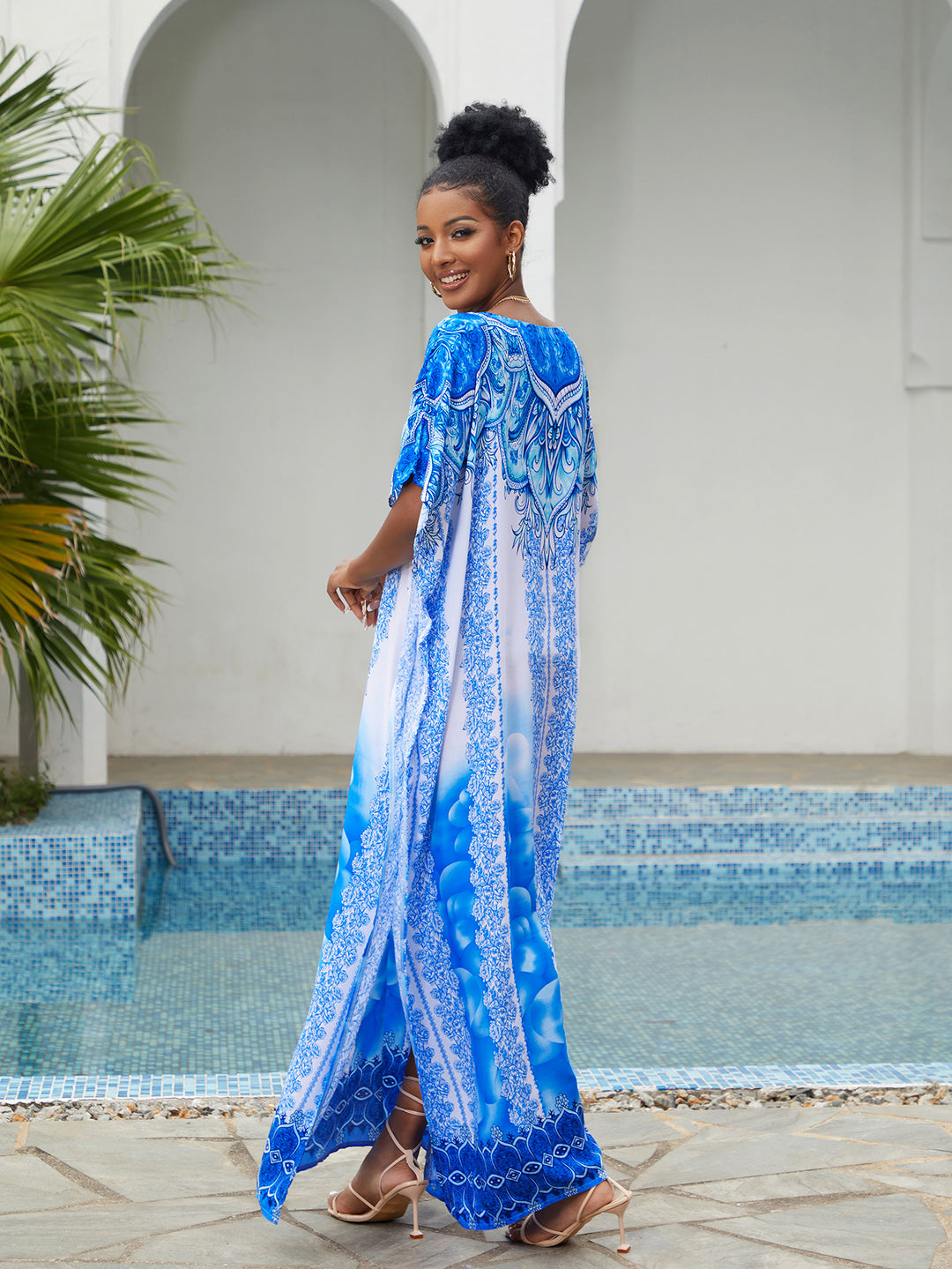 Dame lang kaftan med elegant blomsterdesign og sidelommer Stilla